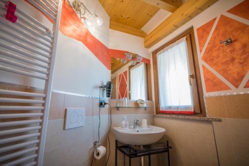 奥斯塔板球之家2号住宿加早餐旅馆的一间带水槽和镜子的浴室