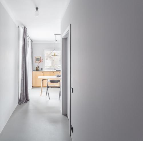 希奥利艾Minimalist. Apartment & Studio的通往厨房和用餐室的走廊