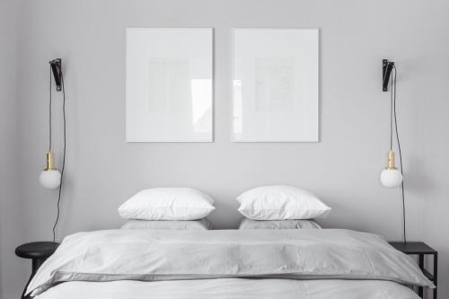 希奥利艾Minimalist. Apartment & Studio的白色卧室配有带2个白色枕头的床