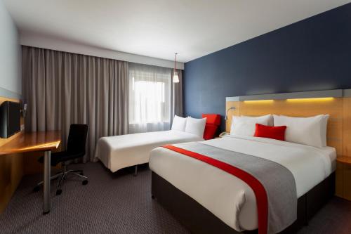 雷迪奇快捷假日雷迪奇酒店的酒店客房配有两张床和一张书桌