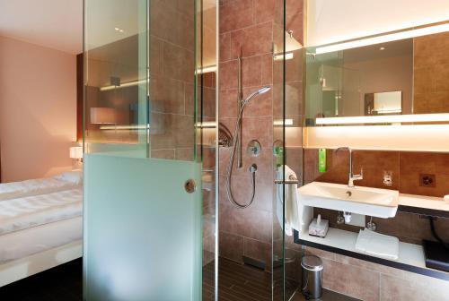 塞沃伦b-smart motel Sevelen的带淋浴和盥洗盆的浴室