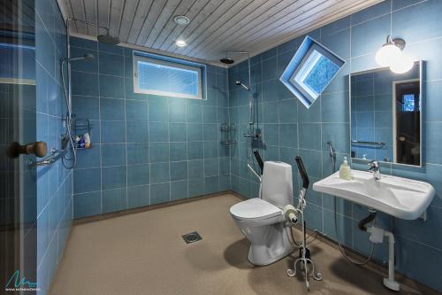 IsojärviHuvilaranta Villas的蓝色的浴室设有卫生间和水槽