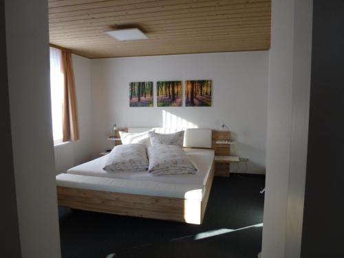 维林根Ferienwohnungen Schäferhaus, incl MeineCardPlus的一间卧室配有带白色床单和枕头的床。