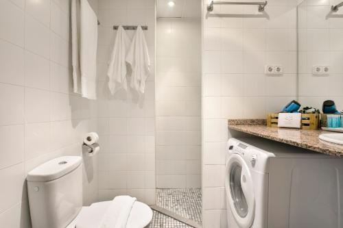 巴塞罗那萨塔奥林匹克村区公寓式酒店的一间带卫生间和洗衣机的浴室