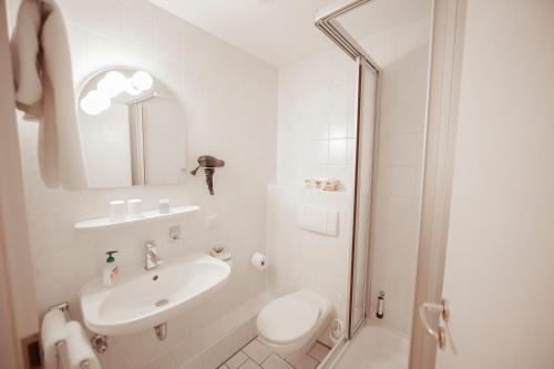 巴特温茨海姆乐安福酒店的白色的浴室设有水槽和卫生间。