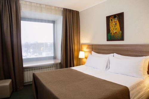 圣彼得堡莫斯科酒店 的酒店客房设有床和窗户。