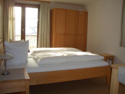 维克托尔斯博格兰德-&帕诺玛盖斯豪弗斯昂奥斯特酒店的一间卧室设有一张大床和窗户