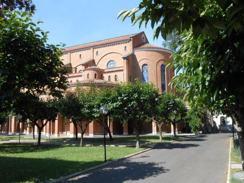 罗马Casa La Salle - Roma Vaticano的前面有树木的大型砖砌建筑