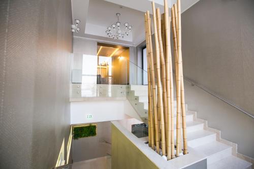 巴亚马雷Primera Dru Hotel&Spa的房屋内带竹 ⁇ 的楼梯