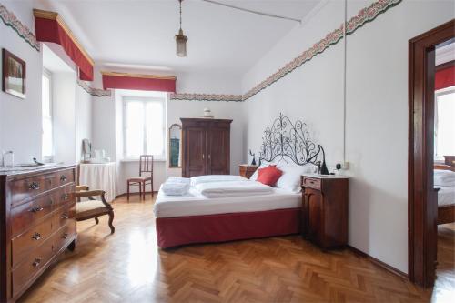 阿科Dimora Storica Caproni的一间卧室配有一张大床和一个梳妆台