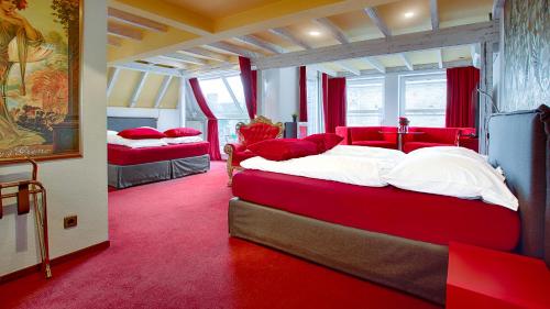 科隆科隆阿姆博物馆酒店的一间铺有红地毯的卧室