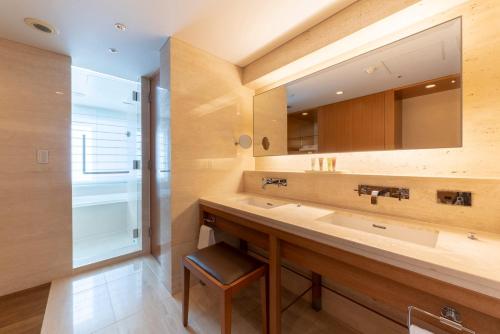 横滨阿索西亚新横滨酒店的一间带大水槽和镜子的浴室
