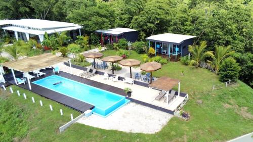 Bejuco科利纳普拉维斯塔住宿加早餐旅馆的享有带游泳池的房屋的空中景致