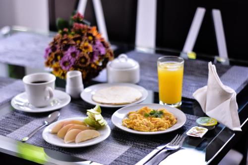 卡利卡利火烈鸟酒店的餐桌,盘子和一杯橙汁