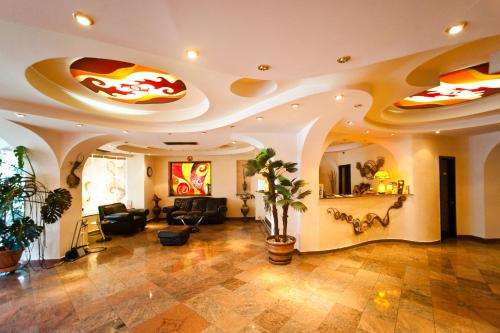 康斯坦察克拉斯酒店的大型客厅设有天花板和绘画