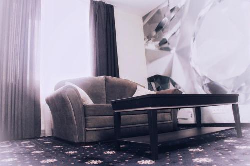 里加费利西亚酒店的带沙发和咖啡桌的客厅