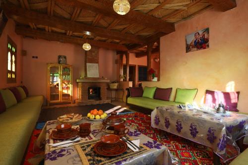 伊姆利尔Aroumd Authentic Lodge Managed By Rachid Jellah的客厅配有沙发和桌子