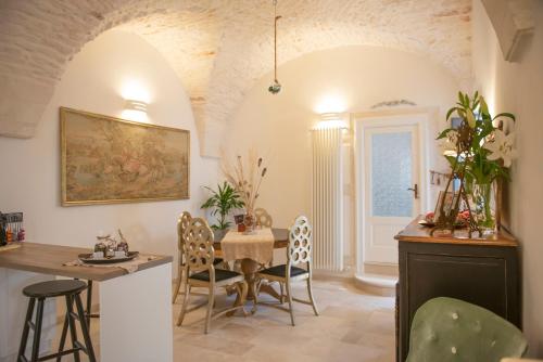 马丁纳弗兰卡Relais l’Antico Pozzo的厨房以及带桌椅的用餐室。
