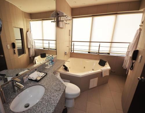 利马利马优质酒店的带浴缸、卫生间和盥洗盆的浴室