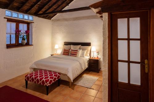 Arico el NuevoEl Sitio de la Casa的一间卧室设有一张大床和一个窗户。