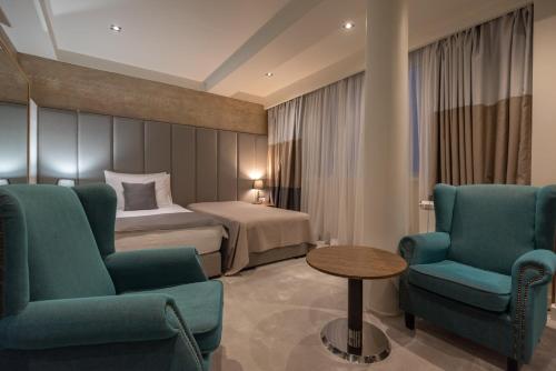 莱斯科瓦茨ABC酒店的酒店客房配有一张床、两把椅子和一张桌子