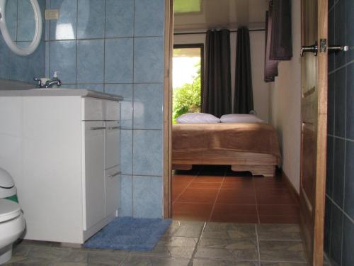 La GaritaQuinta Celeste的一间带卫生间的浴室和一张位于客房内的床。