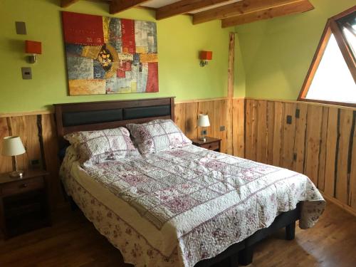 比亚里卡Domo Trasmahue的一间卧室配有一张床和两个带灯的床头柜