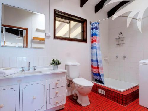 布鲁斯海滩Lawsons at Blueys的浴室配有卫生间、盥洗盆和淋浴。
