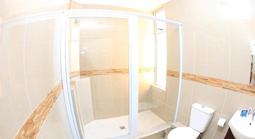 德班Bayside Hotel 97 Russell Street的带淋浴、卫生间和盥洗盆的浴室