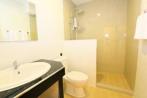 Ban Sai MaiVenice Resort的一间带水槽、卫生间和淋浴的浴室