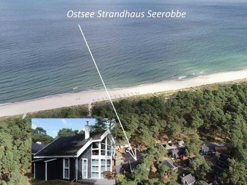 巴贝Ostsee Strandhaus Seerobbe的海滩旁房屋的空中景致