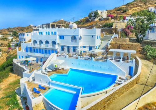 伊奥斯乔拉佩特迪酒店的享有带游泳池的房屋的空中景致