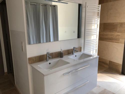 利和米克斯Le Pakok的浴室设有白色水槽和镜子