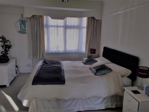 伦敦水晶宫住宿加早餐旅馆的一间卧室配有一张带两个枕头的床