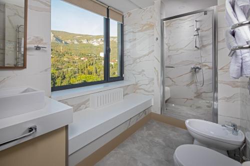 福罗斯福罗斯疗养度假村的一间带盥洗盆和窗户的浴室
