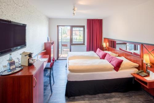 维尔茨堡维尔兹堡帕斯特酒店的酒店客房设有两张床和一台平面电视。
