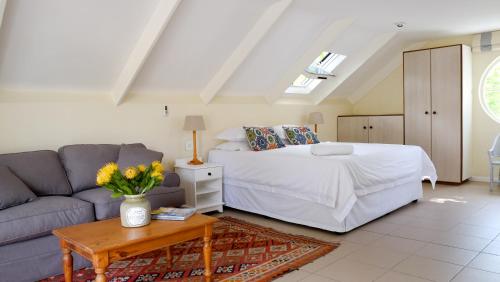 弗朗斯胡克Laurel Cottage的客厅配有床和沙发