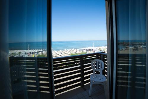 卡斯蒂里昂纳·德拉佩米拉马雷酒店的阳台配有两把椅子,享有海景。