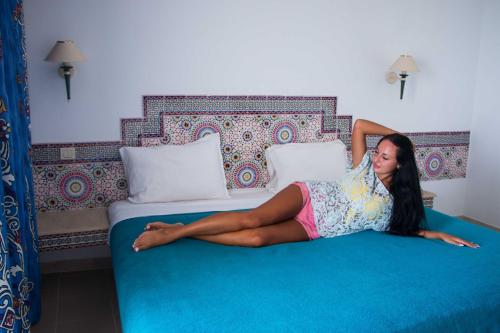 哈曼苏斯Hotel Dreams Beach的躺在床上的女人