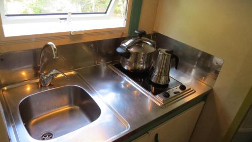 萨阿拉德洛斯阿图内斯普拉塔海湾简易别墅酒店的厨房水槽和炉灶上的咖啡壶