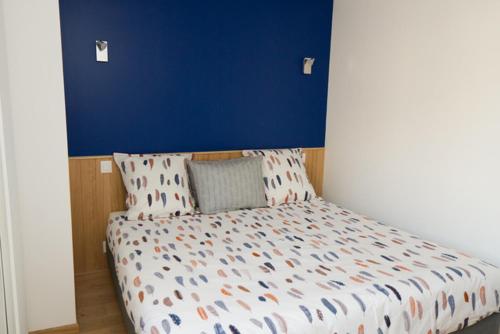 沙托鲁Gîte Fassardy的一间卧室配有一张蓝色床头板的床