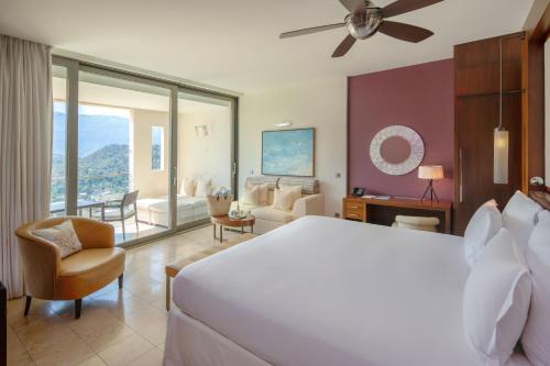 索列尔港Jumeirah Mallorca的一间带大床的卧室和一间客厅