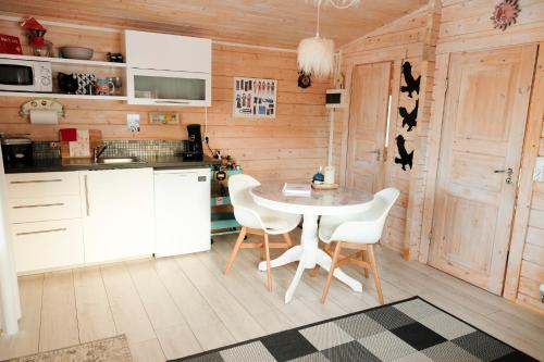 埃基斯蒂尔卡尔达林霍特假日公寓的一间厨房,里面配有桌椅