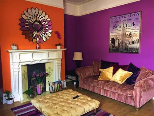 南安普敦Glenmore Guesthouse的带沙发和壁炉的客厅
