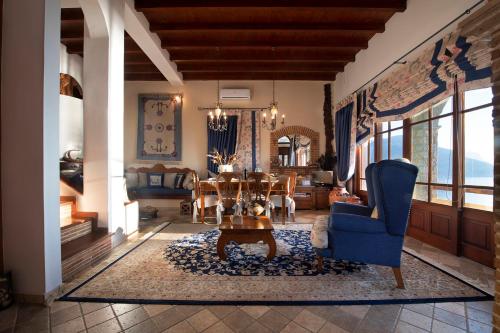 卡利诺岛Secret Paradise Beach Villa的客厅配有桌子和蓝椅