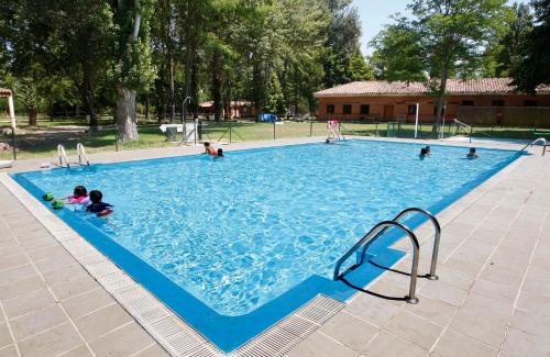 布尔戈斯露营富恩特斯卡斯酒店的一群人在大型游泳池里