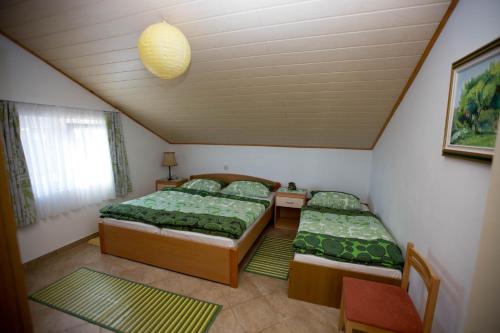 杜布罗夫尼克Apartment Sandra FREE PRIVATE PARKING的小客房内的两张床,配有绿色床单