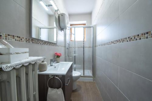 斯佩洛VillaSubasioRelax的一间带水槽、卫生间和镜子的浴室
