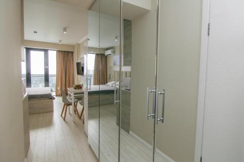 巴统Swiss Quality Apartments (Beach Tower)的一间带玻璃淋浴间的浴室和一间卧室