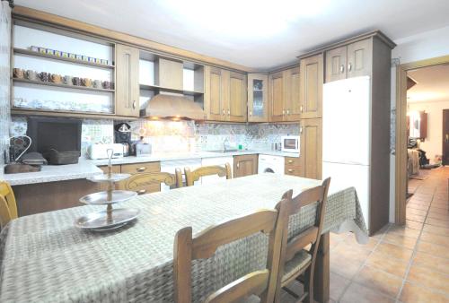 莱尔马CASA JOTA的厨房配有桌椅和冰箱。